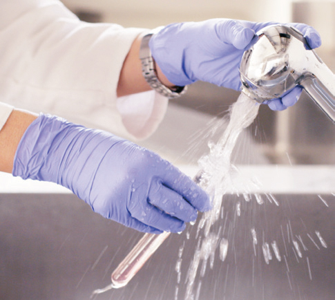 ¿Cómo desinfectar el plástico en laboratorio?