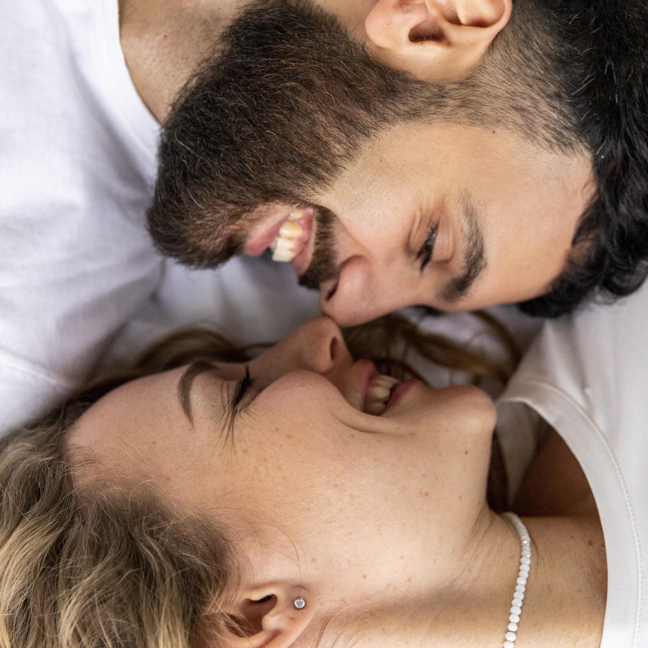 El origen evolutivo de los besos: una costumbre con millones de años